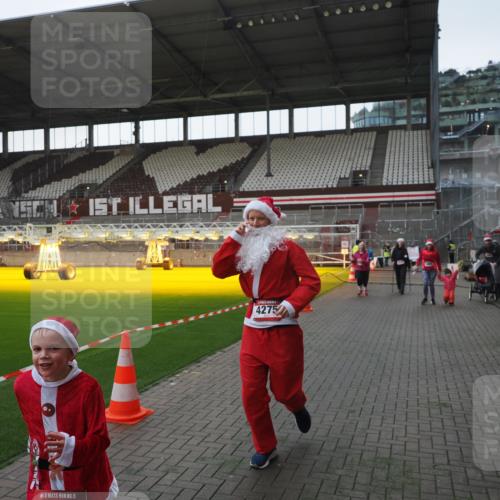07.12.2025 - St. Pauli X-Mass-Run No. 15 Fabian Wolf http://msf.ph/oto/9395725 07.12.2025 10:32:13 Ziel 1942, 1944, 2342, 2343, 2345, 4039, 4274, 4275 meine-sportfotos.de