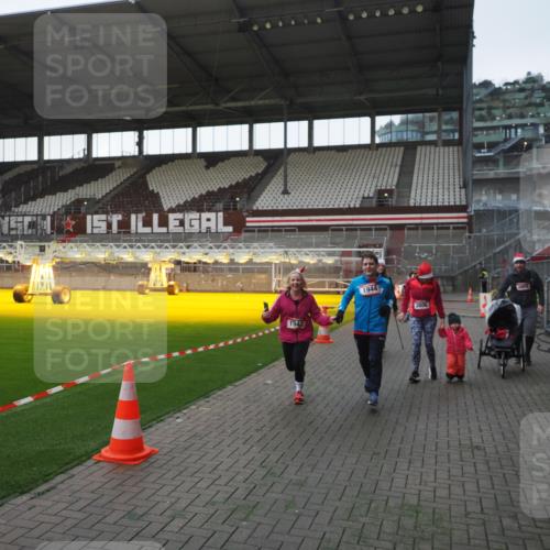 07.12.2025 - St. Pauli X-Mass-Run No. 15 Fabian Wolf http://msf.ph/oto/9395727 07.12.2025 10:32:17 Ziel 1942, 1944, 2342, 2343, 2345, 4039, 4274, 4275 meine-sportfotos.de