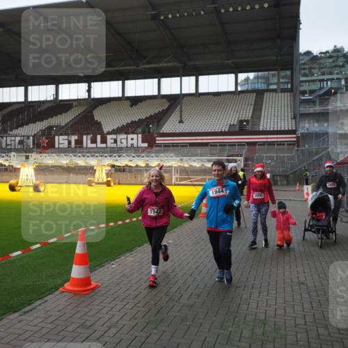 07.12.2025 - St. Pauli X-Mass-Run No. 15 Fabian Wolf http://msf.ph/oto/9395730 07.12.2025 10:32:17 Ziel 1942, 1944, 2342, 2343, 2345, 4039, 4274, 4275 meine-sportfotos.de