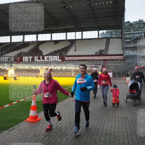 07.12.2025 - St. Pauli X-Mass-Run No. 15 Fabian Wolf http://msf.ph/oto/9395732 07.12.2025 10:32:18 Ziel 1942, 1944, 2342, 2343, 2345, 4039, 4274, 4275 meine-sportfotos.de