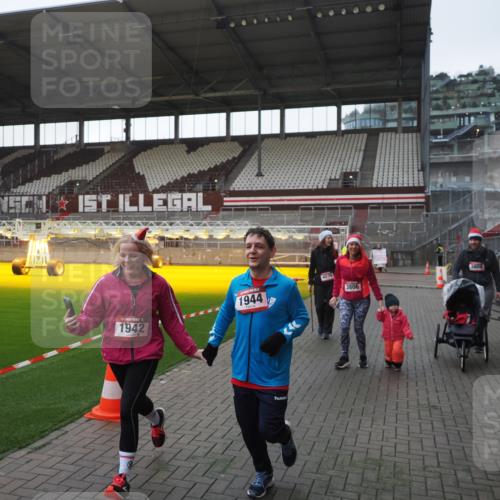 07.12.2025 - St. Pauli X-Mass-Run No. 15 Fabian Wolf http://msf.ph/oto/9395733 07.12.2025 10:32:18 Ziel 1942, 1944, 2342, 2343, 2345, 4039, 4274, 4275 meine-sportfotos.de