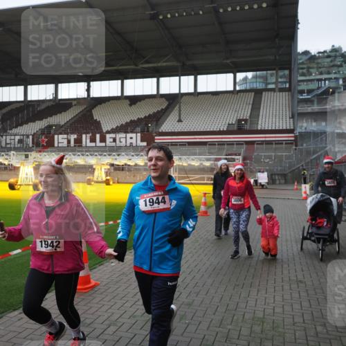 07.12.2025 - St. Pauli X-Mass-Run No. 15 Fabian Wolf http://msf.ph/oto/9395734 07.12.2025 10:32:18 Ziel 1942, 1944, 2342, 2343, 2345, 4039, 4274, 4275 meine-sportfotos.de