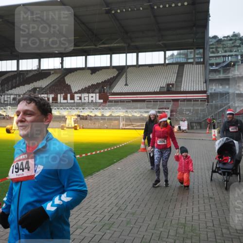 07.12.2025 - St. Pauli X-Mass-Run No. 15 Fabian Wolf http://msf.ph/oto/9395736 07.12.2025 10:32:18 Ziel 1942, 1944, 2342, 2343, 2345, 4039, 4274, 4275 meine-sportfotos.de