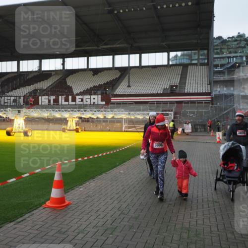 07.12.2025 - St. Pauli X-Mass-Run No. 15 Fabian Wolf http://msf.ph/oto/9395738 07.12.2025 10:32:19 Ziel 1942, 1944, 2342, 2343, 2345, 4039, 4274, 4275 meine-sportfotos.de