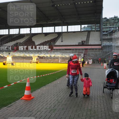 07.12.2025 - St. Pauli X-Mass-Run No. 15 Fabian Wolf http://msf.ph/oto/9395739 07.12.2025 10:32:19 Ziel 1942, 1944, 2342, 2343, 2345, 4039, 4274, 4275 meine-sportfotos.de