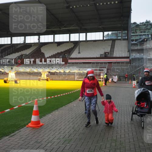 07.12.2025 - St. Pauli X-Mass-Run No. 15 Fabian Wolf http://msf.ph/oto/9395740 07.12.2025 10:32:19 Ziel 1942, 1944, 2342, 2343, 2345, 4039, 4274, 4275 meine-sportfotos.de