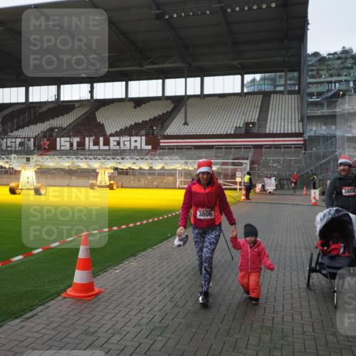 07.12.2025 - St. Pauli X-Mass-Run No. 15 Fabian Wolf http://msf.ph/oto/9395741 07.12.2025 10:32:19 Ziel 1942, 1944, 2342, 2343, 2345, 4039, 4274, 4275 meine-sportfotos.de