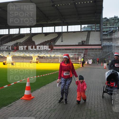 07.12.2025 - St. Pauli X-Mass-Run No. 15 Fabian Wolf http://msf.ph/oto/9395742 07.12.2025 10:32:20 Ziel 651, 1942, 1944, 4039, 4274, 4275 meine-sportfotos.de