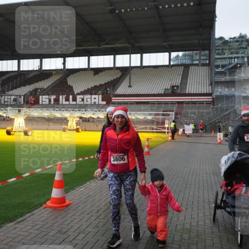 07.12.2025 - St. Pauli X-Mass-Run No. 15 Fabian Wolf http://msf.ph/oto/9395746 07.12.2025 10:32:20 Ziel 651, 1942, 1944, 4039, 4274, 4275 meine-sportfotos.de