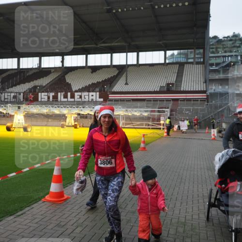 07.12.2025 - St. Pauli X-Mass-Run No. 15 Fabian Wolf http://msf.ph/oto/9395747 07.12.2025 10:32:21 Ziel 651, 1942, 1944, 4039, 4274, 4275 meine-sportfotos.de
