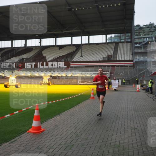07.12.2025 - St. Pauli X-Mass-Run No. 15 Fabian Wolf http://msf.ph/oto/9395756 07.12.2025 10:32:26 Ziel 456, 651, 1942, 1944, 4039 meine-sportfotos.de