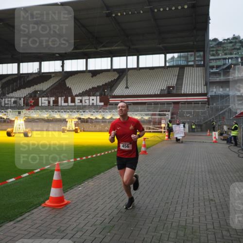 07.12.2025 - St. Pauli X-Mass-Run No. 15 Fabian Wolf http://msf.ph/oto/9395759 07.12.2025 10:32:27 Ziel 456, 651, 1942, 1944, 4039 meine-sportfotos.de