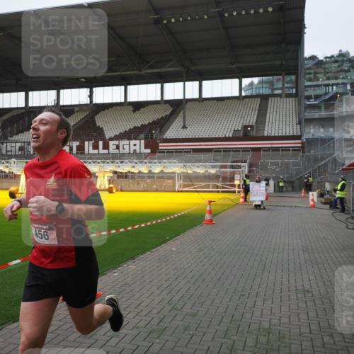 07.12.2025 - St. Pauli X-Mass-Run No. 15 Fabian Wolf http://msf.ph/oto/9395762 07.12.2025 10:32:27 Ziel 456, 651, 1942, 1944, 4039 meine-sportfotos.de