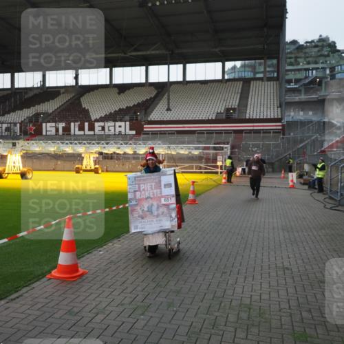 07.12.2025 - St. Pauli X-Mass-Run No. 15 Fabian Wolf http://msf.ph/oto/9395772 07.12.2025 10:32:38 Ziel 456, 651, 4758 meine-sportfotos.de