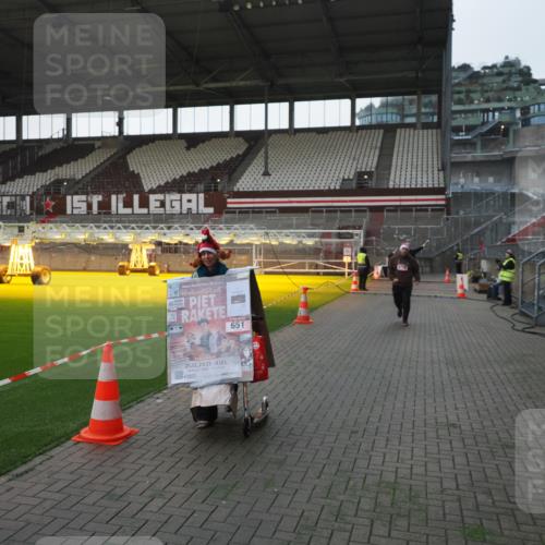 07.12.2025 - St. Pauli X-Mass-Run No. 15 Fabian Wolf http://msf.ph/oto/9395773 07.12.2025 10:32:39 Ziel 456, 651, 4758 meine-sportfotos.de