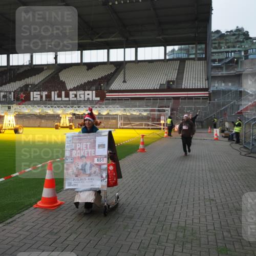 07.12.2025 - St. Pauli X-Mass-Run No. 15 Fabian Wolf http://msf.ph/oto/9395775 07.12.2025 10:32:39 Ziel 456, 651, 4758 meine-sportfotos.de
