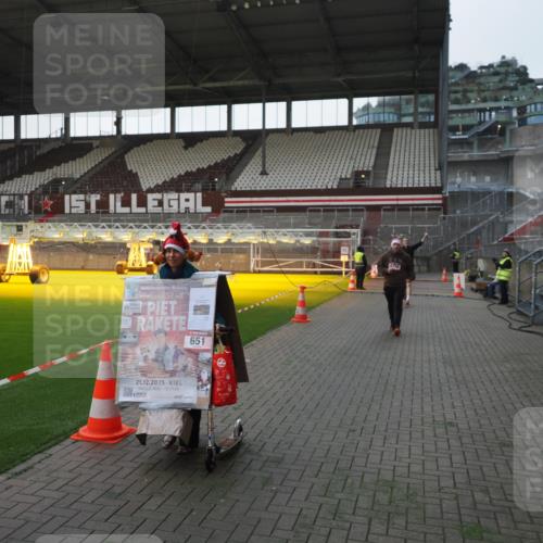 07.12.2025 - St. Pauli X-Mass-Run No. 15 Fabian Wolf http://msf.ph/oto/9395776 07.12.2025 10:32:39 Ziel 456, 651, 4758 meine-sportfotos.de
