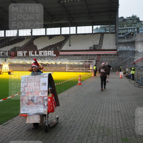 07.12.2025 - St. Pauli X-Mass-Run No. 15 Fabian Wolf http://msf.ph/oto/9395778 07.12.2025 10:32:40 Ziel 456, 651, 4758 meine-sportfotos.de