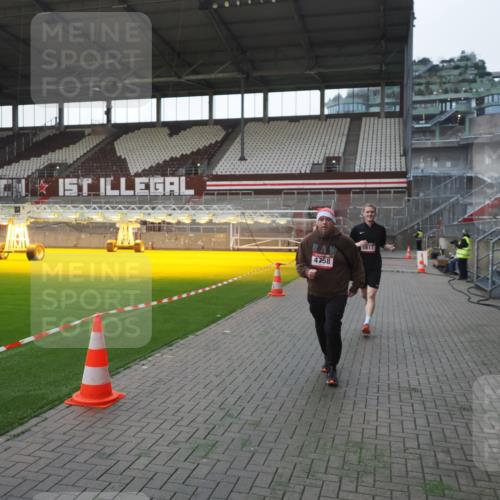 07.12.2025 - St. Pauli X-Mass-Run No. 15 Fabian Wolf http://msf.ph/oto/9395782 07.12.2025 10:32:42 Ziel 456, 4758 meine-sportfotos.de