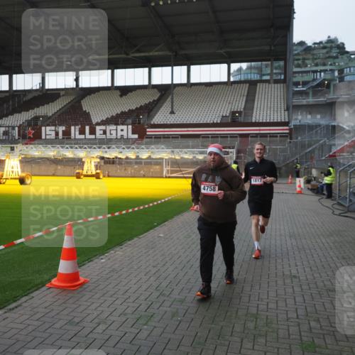 07.12.2025 - St. Pauli X-Mass-Run No. 15 Fabian Wolf http://msf.ph/oto/9395784 07.12.2025 10:32:42 Ziel 456, 4758 meine-sportfotos.de