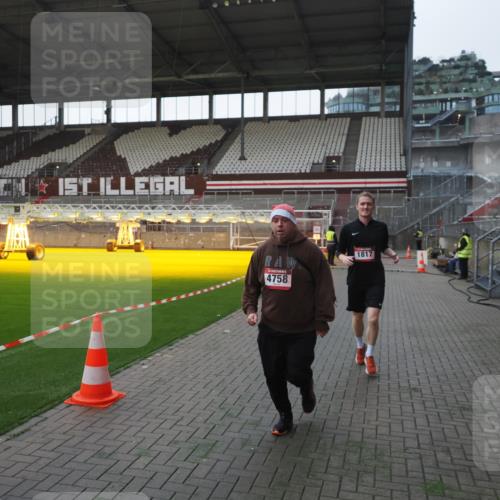 07.12.2025 - St. Pauli X-Mass-Run No. 15 Fabian Wolf http://msf.ph/oto/9395785 07.12.2025 10:32:42 Ziel 456, 4758 meine-sportfotos.de