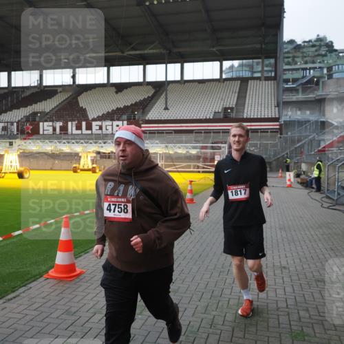 07.12.2025 - St. Pauli X-Mass-Run No. 15 Fabian Wolf http://msf.ph/oto/9395788 07.12.2025 10:32:43 Ziel 4758 meine-sportfotos.de