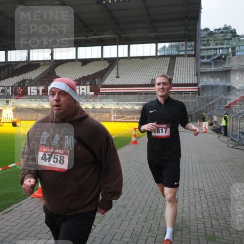 07.12.2025 - St. Pauli X-Mass-Run No. 15 Fabian Wolf http://msf.ph/oto/9395789 07.12.2025 10:32:43 Ziel 4758 meine-sportfotos.de