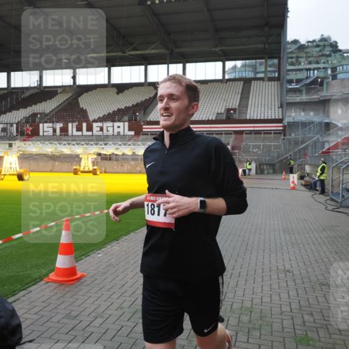 07.12.2025 - St. Pauli X-Mass-Run No. 15 Fabian Wolf http://msf.ph/oto/9395791 07.12.2025 10:32:43 Ziel 4758 meine-sportfotos.de
