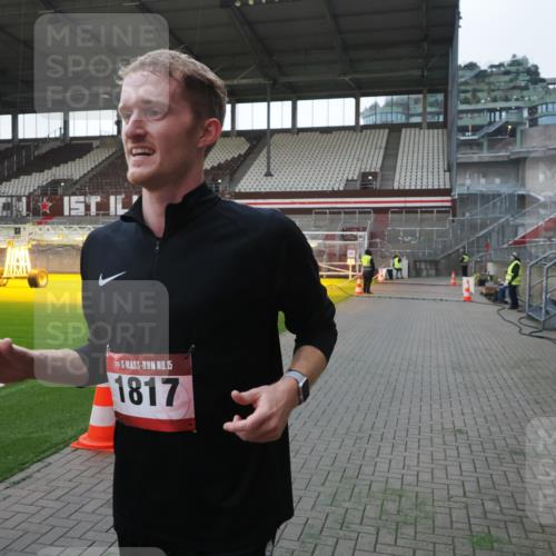 07.12.2025 - St. Pauli X-Mass-Run No. 15 Fabian Wolf http://msf.ph/oto/9395792 07.12.2025 10:32:44 Ziel 4758 meine-sportfotos.de