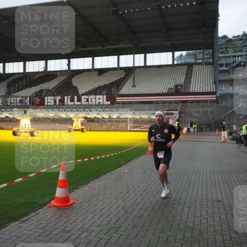 07.12.2025 - St. Pauli X-Mass-Run No. 15 Fabian Wolf http://msf.ph/oto/9395804 07.12.2025 10:32:56 Ziel 2486 meine-sportfotos.de