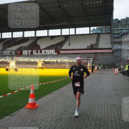 07.12.2025 - St. Pauli X-Mass-Run No. 15 Fabian Wolf http://msf.ph/oto/9395805 07.12.2025 10:32:57 Ziel 2486 meine-sportfotos.de