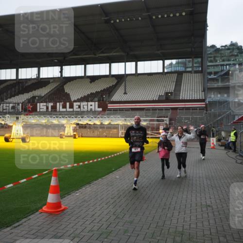 07.12.2025 - St. Pauli X-Mass-Run No. 15 Fabian Wolf http://msf.ph/oto/9395810 07.12.2025 10:33:10 Ziel 83, 1268, 2486, 3543, 3548, 3901, 3902 meine-sportfotos.de