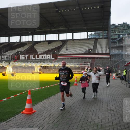 07.12.2025 - St. Pauli X-Mass-Run No. 15 Fabian Wolf http://msf.ph/oto/9395812 07.12.2025 10:33:10 Ziel 83, 1268, 2486, 3543, 3548, 3901, 3902 meine-sportfotos.de