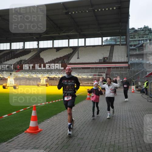 07.12.2025 - St. Pauli X-Mass-Run No. 15 Fabian Wolf http://msf.ph/oto/9395813 07.12.2025 10:33:10 Ziel 83, 1268, 2486, 3543, 3548, 3901, 3902 meine-sportfotos.de