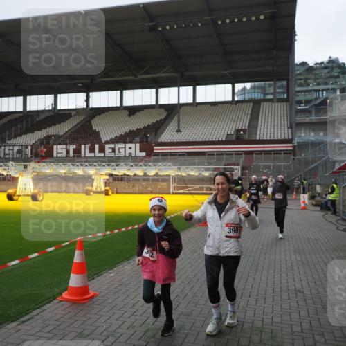 07.12.2025 - St. Pauli X-Mass-Run No. 15 Fabian Wolf http://msf.ph/oto/9395819 07.12.2025 10:33:12 Ziel 83, 1268, 2054, 2486, 3543, 3548, 3901, 3902 meine-sportfotos.de