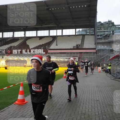 07.12.2025 - St. Pauli X-Mass-Run No. 15 Fabian Wolf http://msf.ph/oto/9395829 07.12.2025 10:33:16 Ziel 83, 498, 1268, 1329, 2054, 3543, 3548, 3791, 3901, 3902 meine-sportfotos.de