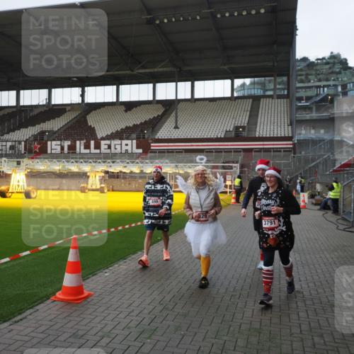 07.12.2025 - St. Pauli X-Mass-Run No. 15 Fabian Wolf http://msf.ph/oto/9395842 07.12.2025 10:33:22 Ziel 83, 498, 1268, 1329, 2054, 3543, 3548, 3791, 3901, 3902 meine-sportfotos.de