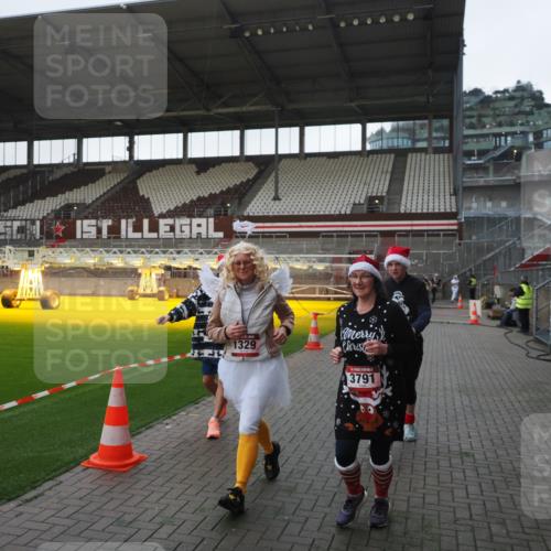 07.12.2025 - St. Pauli X-Mass-Run No. 15 Fabian Wolf http://msf.ph/oto/9395845 07.12.2025 10:33:22 Ziel 83, 498, 1268, 1329, 2054, 3543, 3548, 3791, 3901, 3902 meine-sportfotos.de