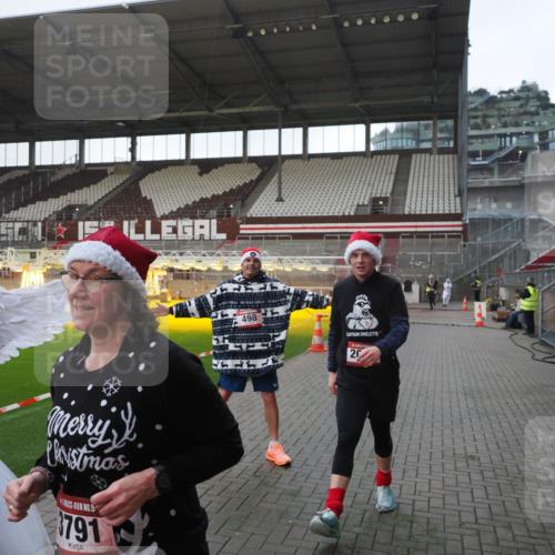 07.12.2025 - St. Pauli X-Mass-Run No. 15 Fabian Wolf http://msf.ph/oto/9395850 07.12.2025 10:33:23 Ziel 83, 498, 1268, 1329, 2054, 3543, 3548, 3791, 3901, 3902 meine-sportfotos.de