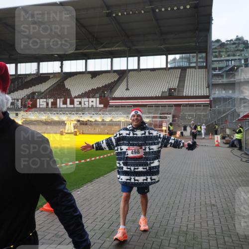 07.12.2025 - St. Pauli X-Mass-Run No. 15 Fabian Wolf http://msf.ph/oto/9395858 07.12.2025 10:33:25 Ziel 83, 498, 828, 1268, 1329, 2054, 3543, 3548, 3791 meine-sportfotos.de