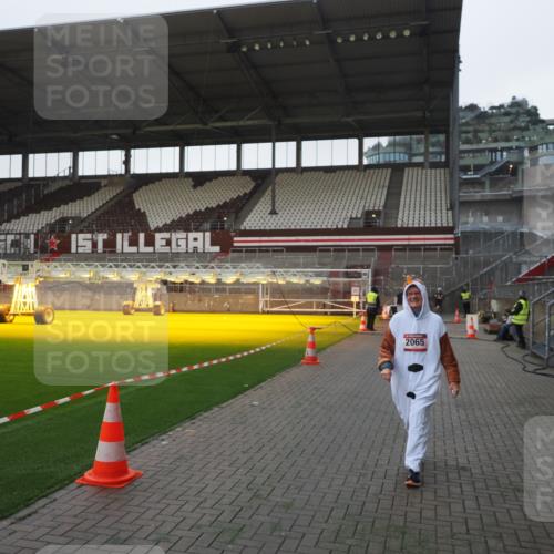 07.12.2025 - St. Pauli X-Mass-Run No. 15 Fabian Wolf http://msf.ph/oto/9395874 07.12.2025 10:33:37 Ziel 828, 2065 meine-sportfotos.de