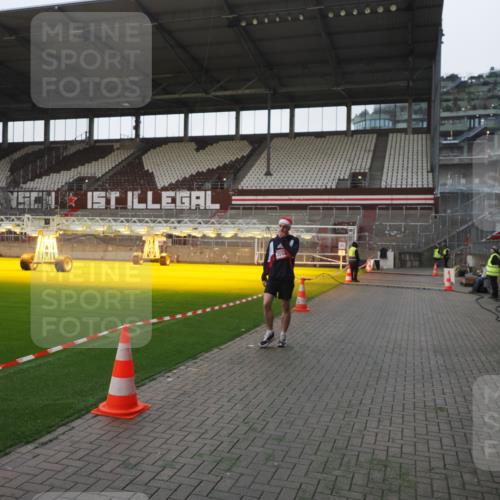 07.12.2025 - St. Pauli X-Mass-Run No. 15 Fabian Wolf http://msf.ph/oto/9395892 07.12.2025 10:33:46 Ziel 2065, 2558 meine-sportfotos.de