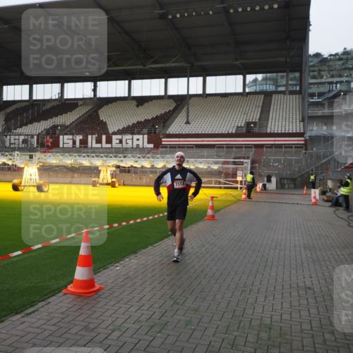 07.12.2025 - St. Pauli X-Mass-Run No. 15 Fabian Wolf http://msf.ph/oto/9395895 07.12.2025 10:33:47 Ziel 2065, 2558 meine-sportfotos.de