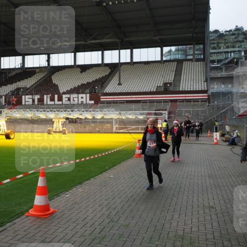 07.12.2025 - St. Pauli X-Mass-Run No. 15 Fabian Wolf http://msf.ph/oto/9395903 07.12.2025 10:34:28 Ziel 2212, 2639, 3389, 3390 meine-sportfotos.de
