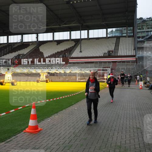 07.12.2025 - St. Pauli X-Mass-Run No. 15 Fabian Wolf http://msf.ph/oto/9395904 07.12.2025 10:34:29 Ziel 2212, 2639, 3389, 3390 meine-sportfotos.de