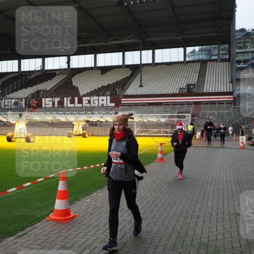 07.12.2025 - St. Pauli X-Mass-Run No. 15 Fabian Wolf http://msf.ph/oto/9395905 07.12.2025 10:34:30 Ziel 2212, 2639, 3389, 3390, 4337 meine-sportfotos.de