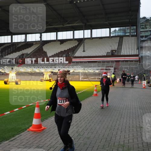 07.12.2025 - St. Pauli X-Mass-Run No. 15 Fabian Wolf http://msf.ph/oto/9395906 07.12.2025 10:34:30 Ziel 2212, 2639, 3389, 3390, 4337 meine-sportfotos.de