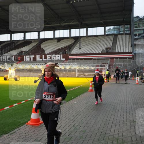 07.12.2025 - St. Pauli X-Mass-Run No. 15 Fabian Wolf http://msf.ph/oto/9395907 07.12.2025 10:34:30 Ziel 2212, 2639, 3389, 3390, 4337 meine-sportfotos.de
