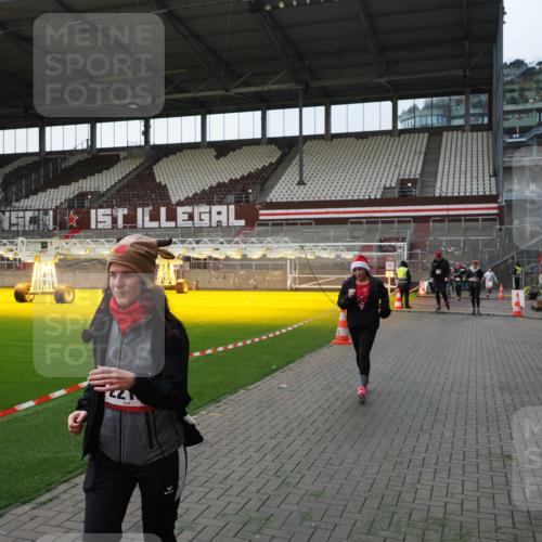 07.12.2025 - St. Pauli X-Mass-Run No. 15 Fabian Wolf http://msf.ph/oto/9395908 07.12.2025 10:34:30 Ziel 2212, 2639, 3389, 3390, 4337 meine-sportfotos.de