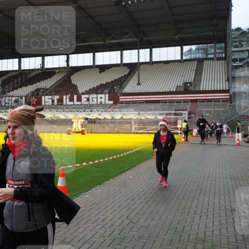 07.12.2025 - St. Pauli X-Mass-Run No. 15 Fabian Wolf http://msf.ph/oto/9395909 07.12.2025 10:34:31 Ziel 2212, 2639, 3389, 3390, 4316, 4317, 4336, 4337 meine-sportfotos.de